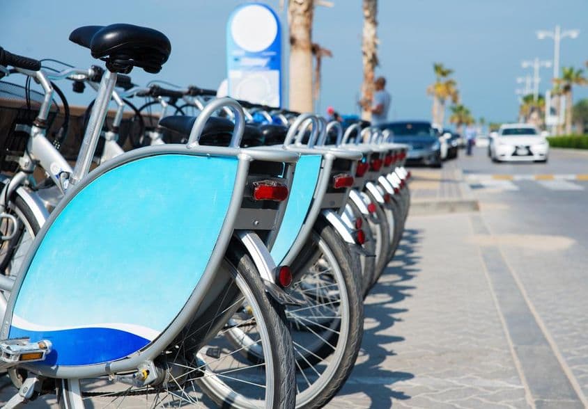Vélos de Dubaï rangés soigneusement sur un rack.