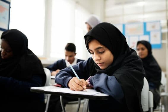 Enfants musulmans étudiant en classe