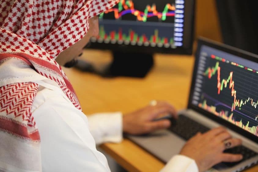 Homme arabe travaillant sur un ordinateur portable.