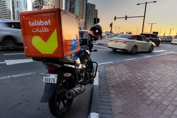 Moto Talabat garée sur le bord de la route.