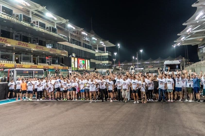 Personnes attendant au départ que la course commence.