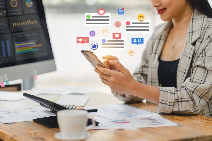 Jeune femme discutant sur un téléphone.