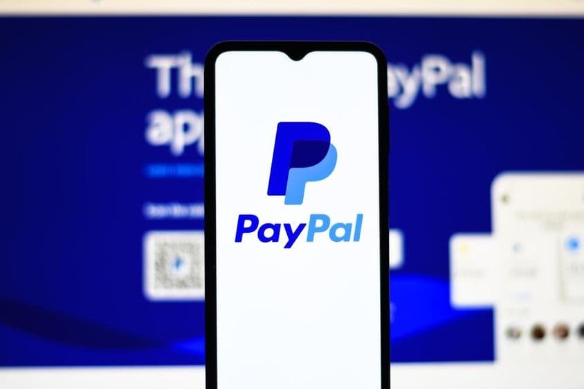 Logo de PayPal sur un téléphone.