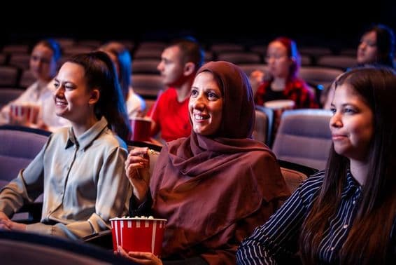 Femme musulmane profitant du cinéma.