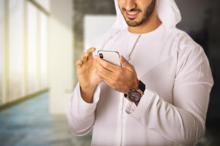 Homme arabe utilisant un téléphone.