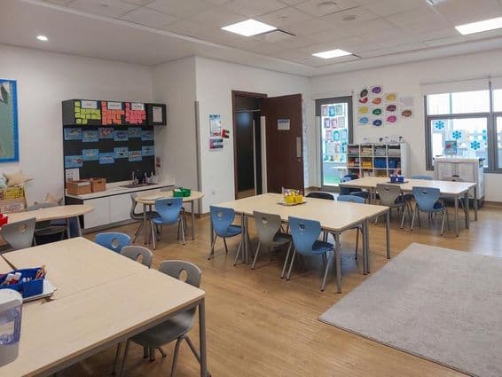 Salle de classe vide.