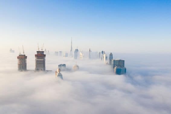 Gratte-ciels à Dubaï enveloppés de brouillard.