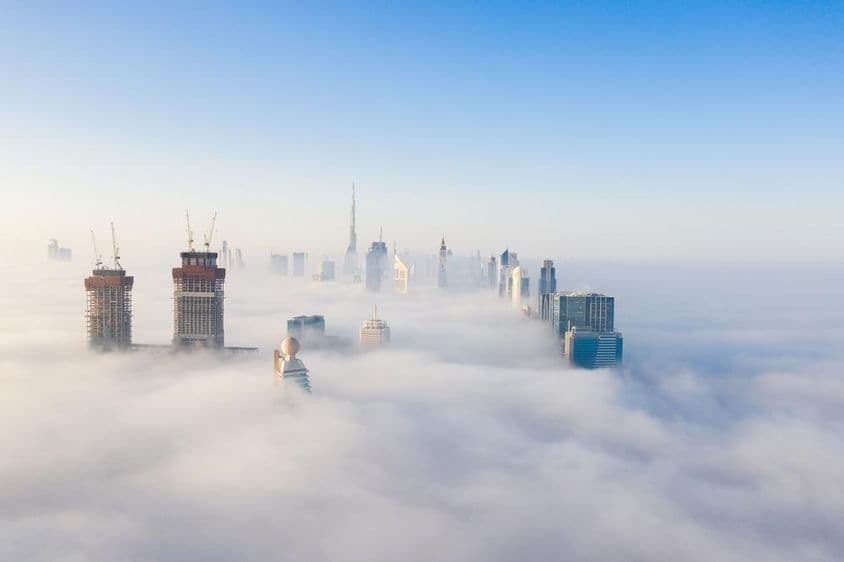 Gratte-ciels à Dubaï enveloppés de brouillard.