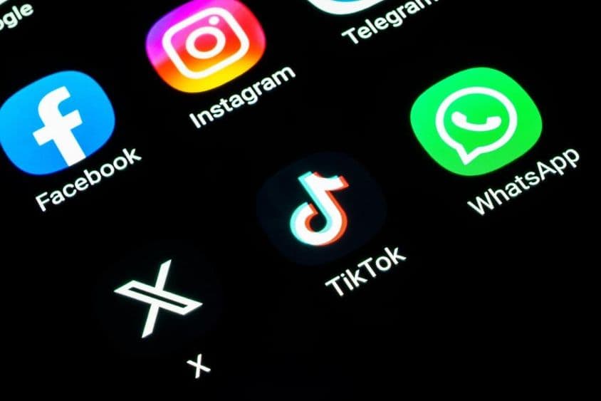 Plateformes de médias sociaux sur un téléphone.