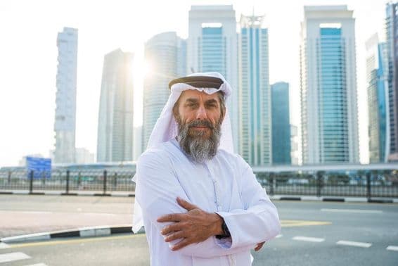 Homme âgé de Dubaï avec des gratte-ciel en arrière-plan.
