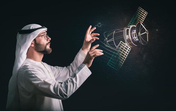 Musulman devant un satellite projeté.