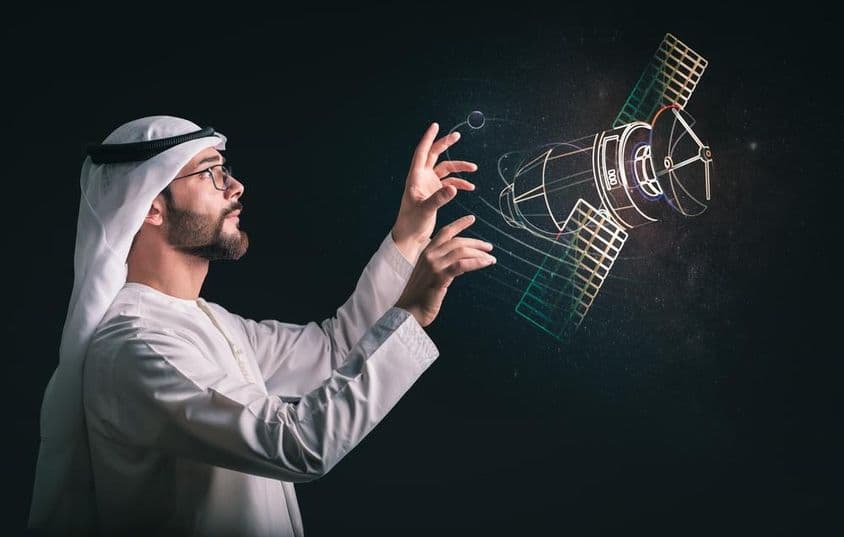 Musulman devant un satellite projeté.