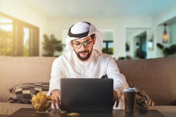 Homme arabe étudiant avec un ordinateur portable.