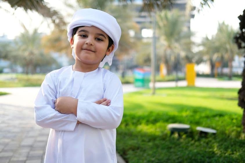 Enfant de 8 ans heureux dans un parc à Dubaï.