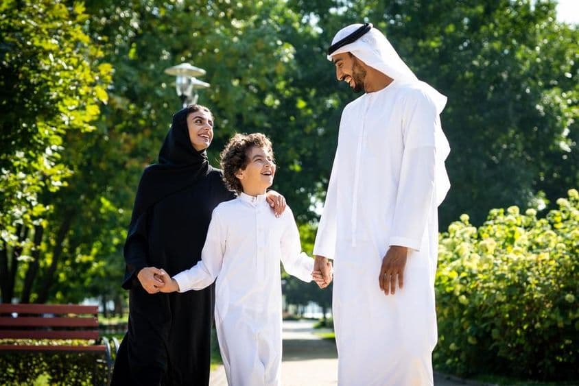Famille musulmane marchant dans un parc à Dubaï.