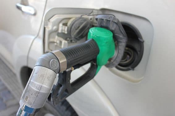 Ravitaillement à une station-service dans une voiture blanche.