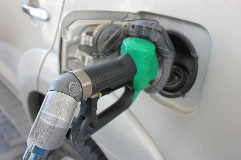 Ravitaillement à une station-service dans une voiture blanche.