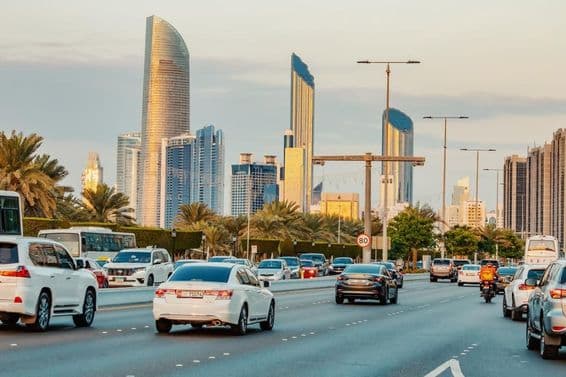 Voitures circulant sur une route à Abu Dhabi.