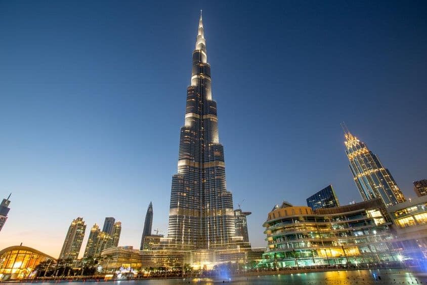 Dubaï Burj Khalifa illuminé la nuit.