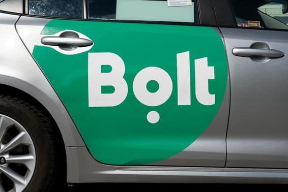 Logo Bolt sur le côté d'une voiture.