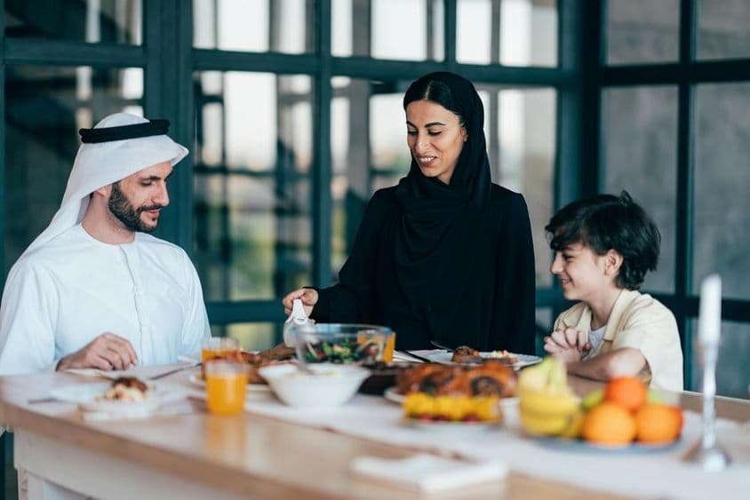 Famille à Dubaï dînant dans la cuisine.