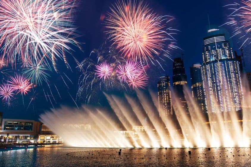 Feux d'artifice au-dessus du spectacle de fontaine du Dubai Mall.