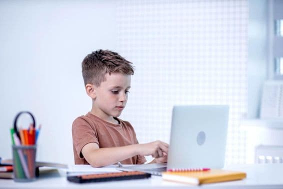 Écolier apprenant avec un ordinateur.