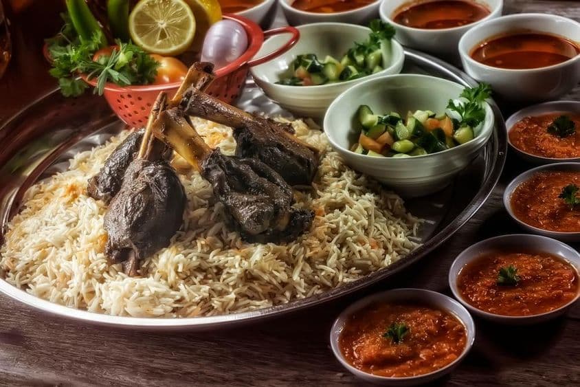 Gigot d'agneau avec riz, garnitures, et dessert inclus.