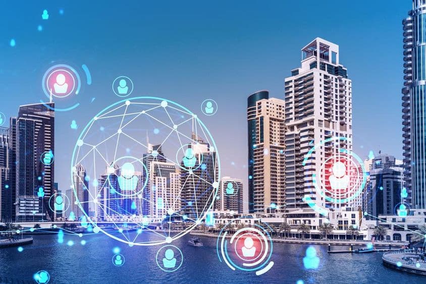 Ligne d'horizon des affaires à Dubaï, gratte-ciel, icônes holographiques, concept de ressources humaines.