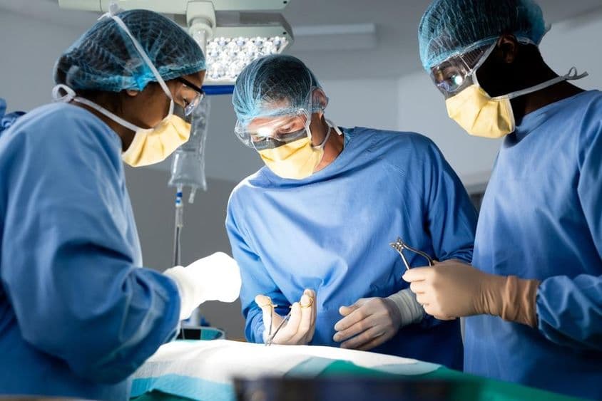 Équipe médicale travaillant dans la salle d'opération.