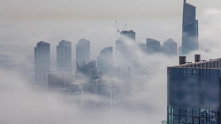 Gratte-ciel de Dubaï enveloppés dans le brouillard.