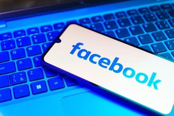 Facebook sur un téléphone, clavier en dessous.