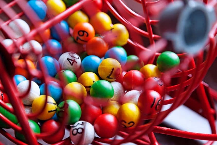 Numéros de loterie sur des boules dans un panier.