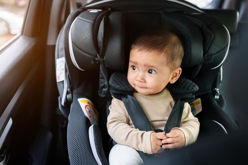 Bébé assis dans un siège auto.