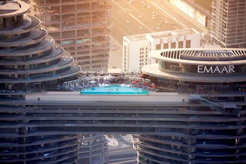 Piscine à débordement sous le soleil.