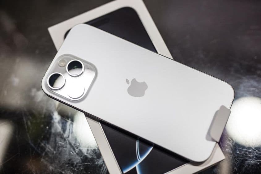 iPhone reposant sur sa boîte sur une table.