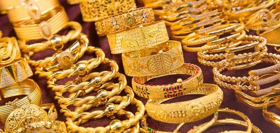 Marché de l'or de Dubaï, bracelets en or 24 carats.