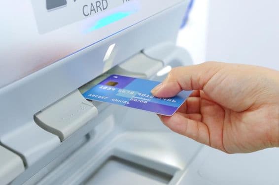 Retrait d'argent avec une carte bancaire.