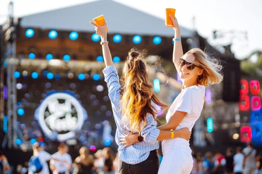 Jeunes femmes profitant du festival.