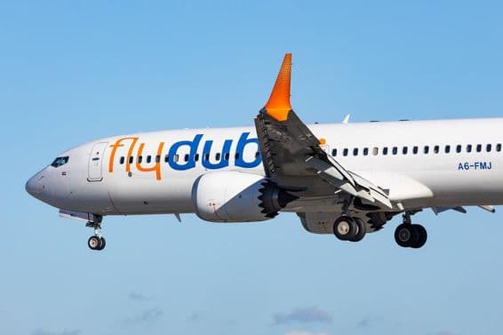 Avion Flydubai Boeing 737 MAX 8 en vol, préparant son atterrissage.