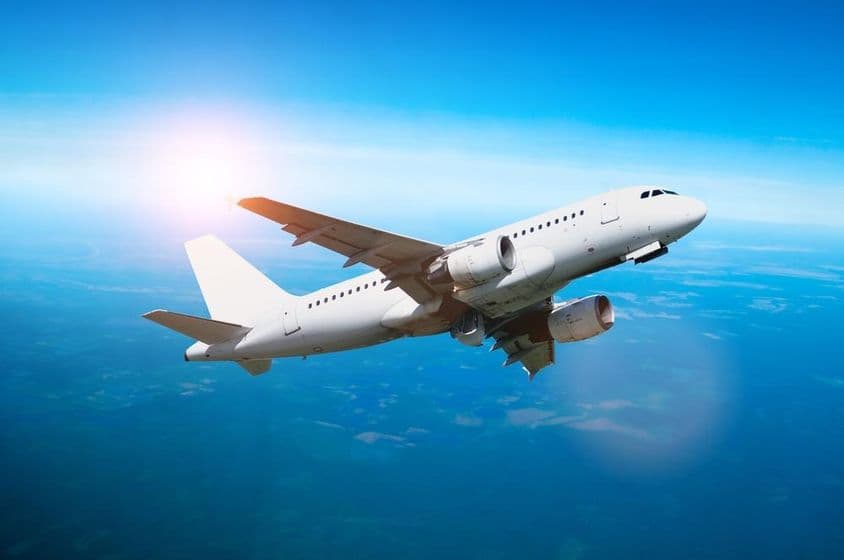 Avion blanc volant dans le ciel.