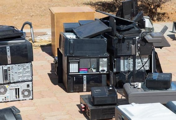Déchets électroniques en attente de recyclage.