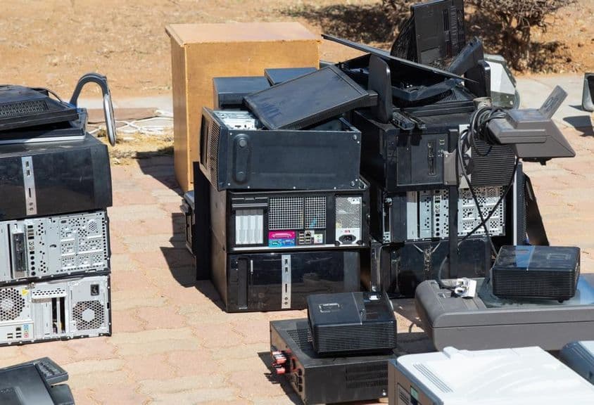 Déchets électroniques en attente de recyclage.