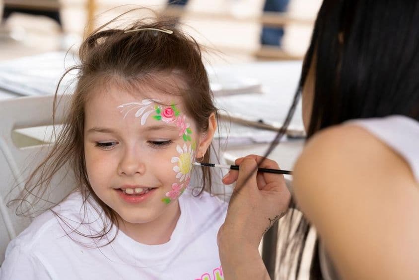 Peinture faciale sur le visage d'une jeune fille.