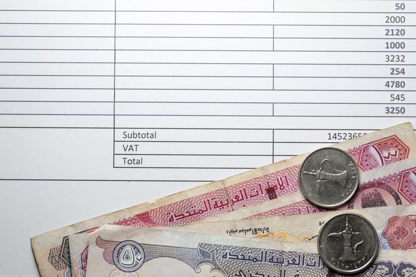 Billets de Dirham, quelques pièces, comptabilité fiscale sur un papier imprimé.