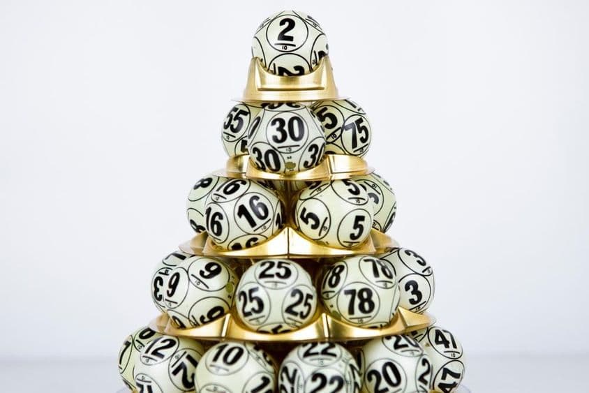 Boules de loto avec des numéros disposés en forme de pyramide.