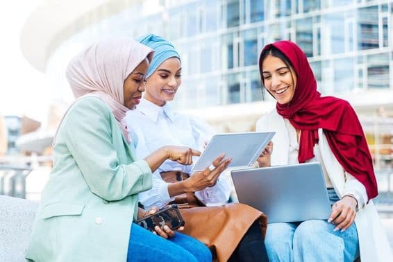 Étudiants à Dubaï étudiant dans la cour de l'école.