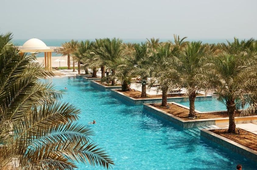 Piscine de Ras Al Khaimah par la mer.