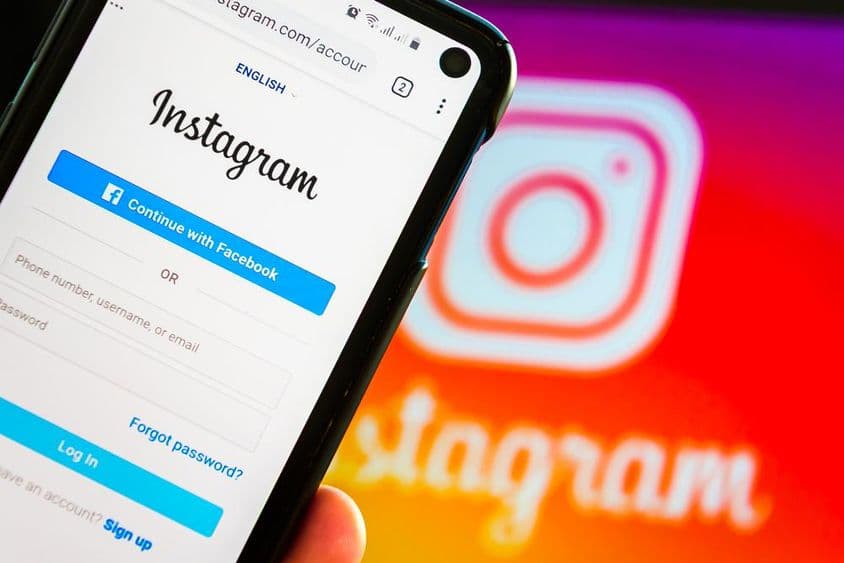 Connexion à l'application Instagram sur un smartphone.