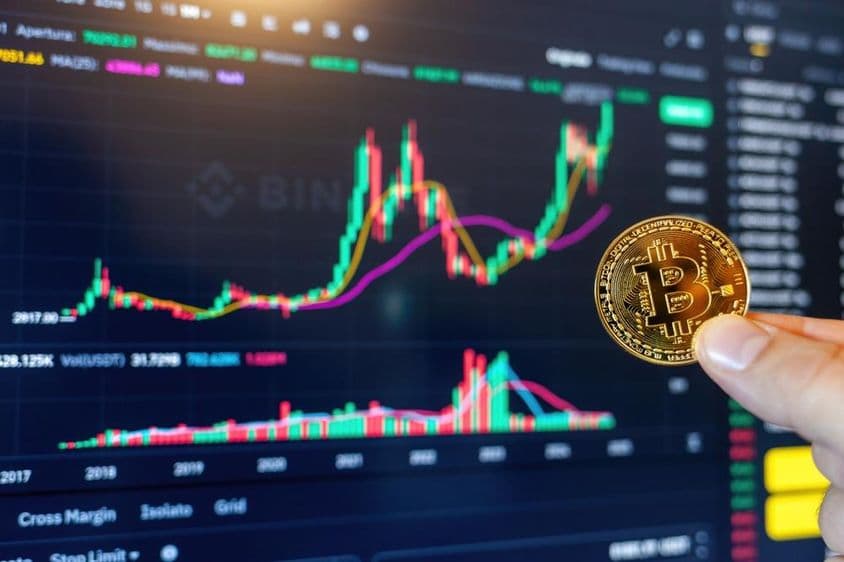 Le Bitcoin montre une croissance positive sur le graphique de la plateforme de trading Binance.